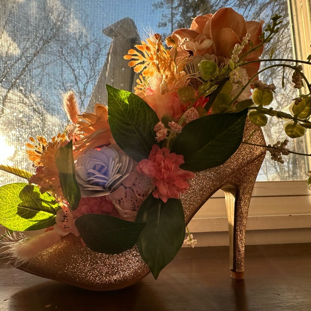 Gold Stiletto with Floral Arrangement - Picture 3 of 9